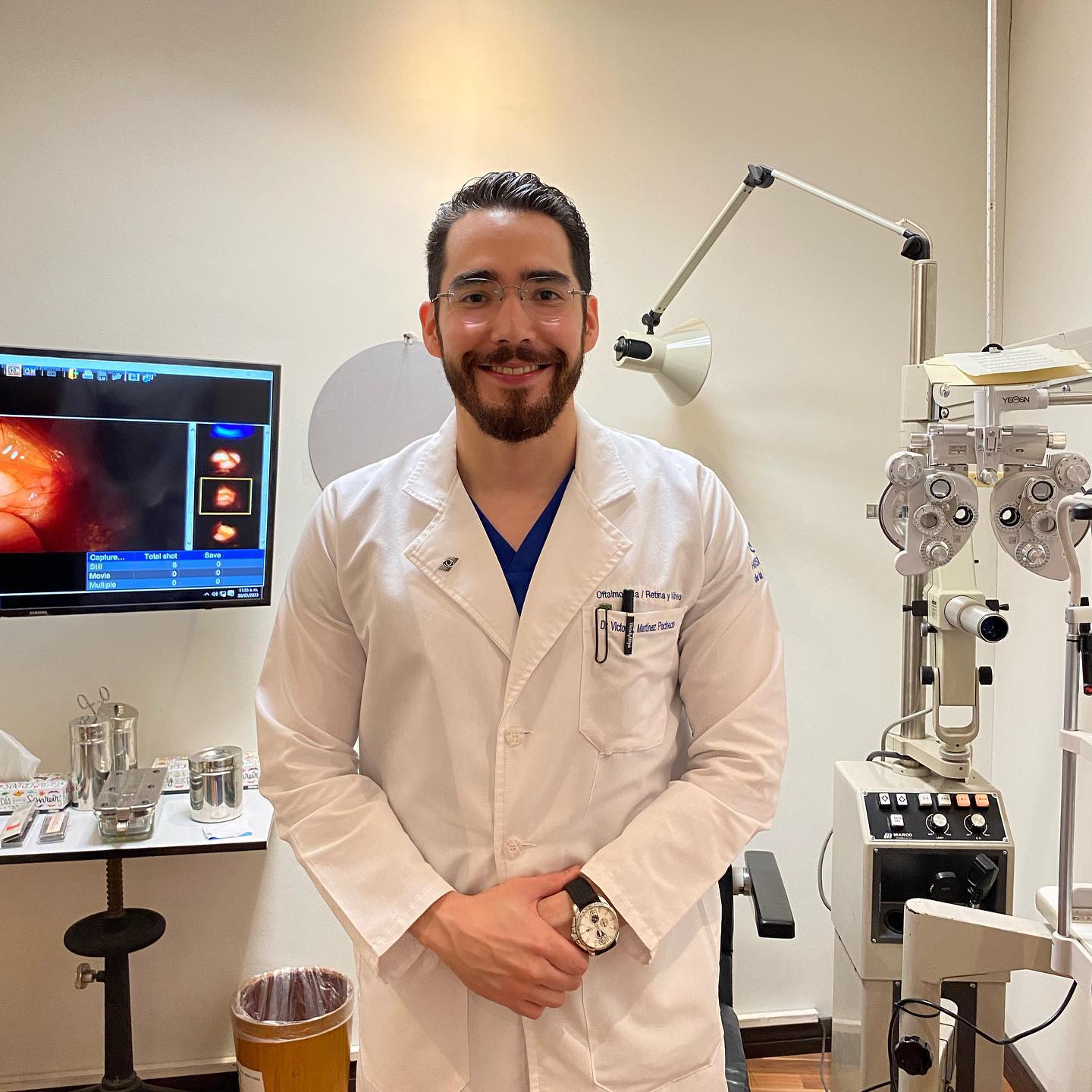 Dr. Víctor Martínez | Khroma Visión | Cirujano Oftalmóloga Especialista en Retina y Vitreo